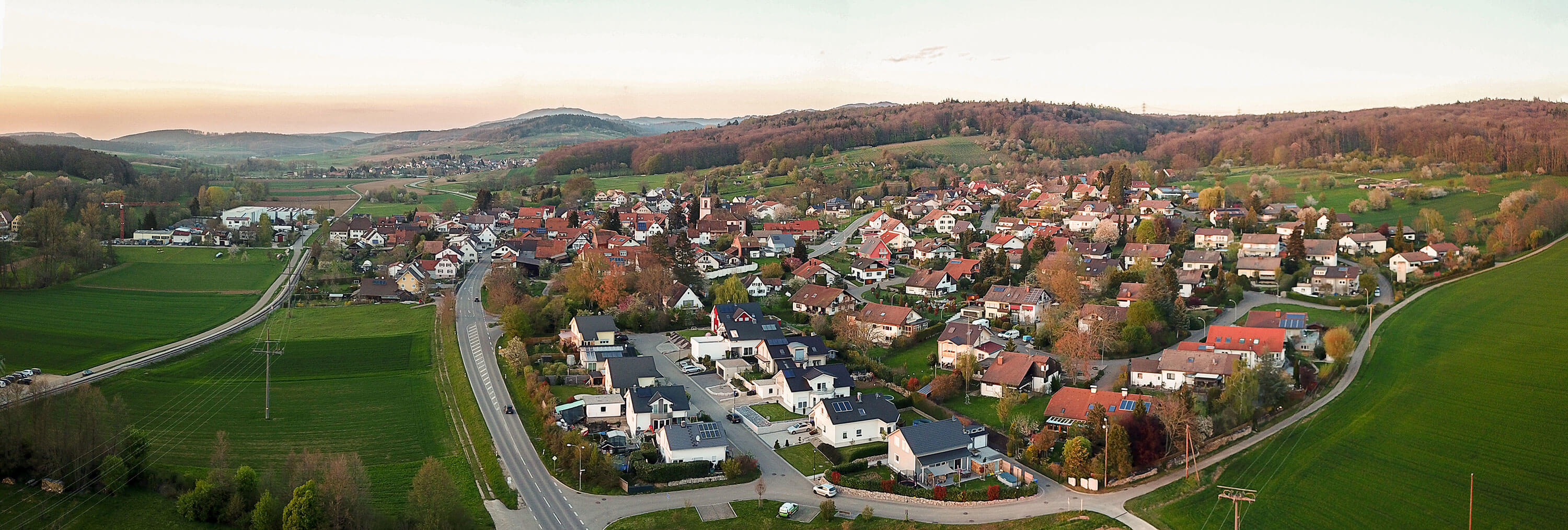 Luftbild der Gemeinde Wittlingen mit Landschaft